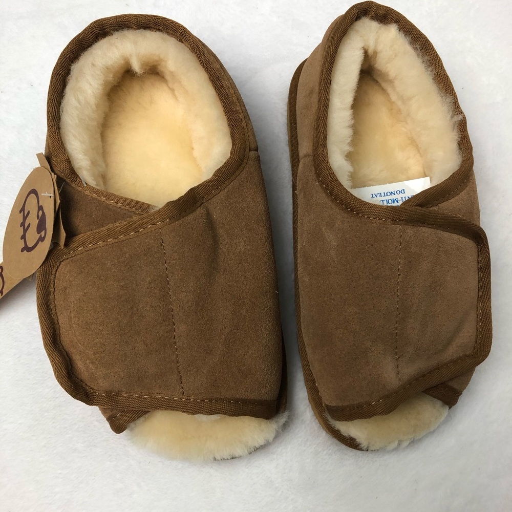 Lamo Suede Velcro Slipper Size M